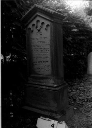 Grabstein 4 (Index: 100110233) Material: Sandstein Zustand: Sockel leicht verwittert Maße HxBxT: 152x61x42 cm Beschreibung: Stele, getreppter Sockel, giebelartiger Abschluß mit Verdachung und Mittelakroter Symbolik: gestelztes Rundbogenfries, fünfzackiger Stern: Grabstein 4