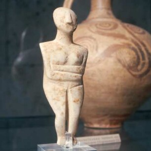 Weibliches Idol mit verschränkten Armen (Spedos-Art) : München, Antikensammlung. Weibliches Idol, Frühe Spedos-Art, Frühkykladisch II, Marmor, Höhe: 12 cm