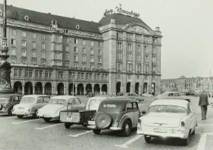 Warenhaus "Howa" : Dresden-Altstadt, Altmarkt, Blick gegen Wohn- und Geschäftshäuser und Warenhaus "Howa"