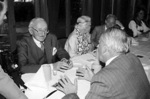30. Tagung 1980 Chemiker; Studentenabend: am Tisch Friedrich A. v. Hayek, Frau v. Hayek, Manfred Eigen, Ernst O. Fischer in Rückansicht