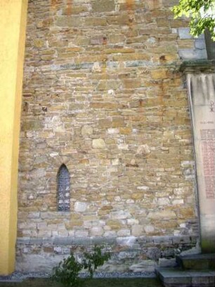Kirchturm Flanke Basis romanisches Fenster