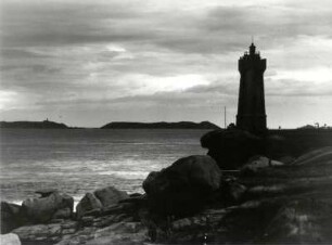 Bretagne-Küste mit Leuchtturm bei Ploumanach
