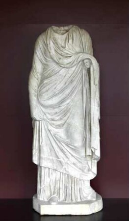 Weibliche Gewandstatue