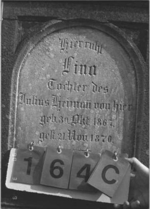 Grabstein 164 (Index: 99786090) Zustand: Risse Maße HxBxT: 115x54x26 cm Besonderheit: Kindergrab: Grabstein 164C