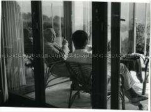 Ludwig Erhard und Architekt Sep Ruf auf der Terrasse des Hauses am Tegernsee