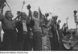 Arabisches Volkskunstensemble, englische Jugendgruppe und Ensemble der FDJ auf der Bühne