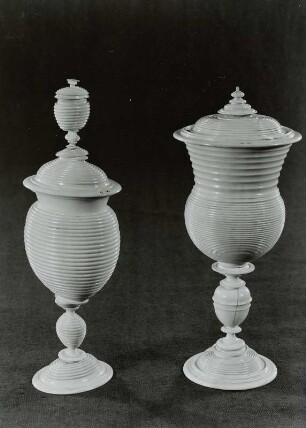 Bauchig gedrehter Becher (links), runder, mit Hohlkehlen und Reifen gedrehter Becher (rechts)