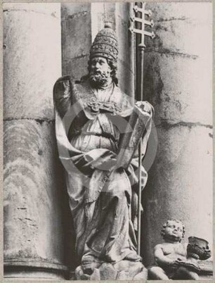 Standfigur "St. Gregor" an der Westfassade der Klosterkirche Grüssau