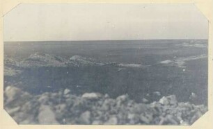 Foto von der Steinbruchhöhe aus auf die eigene Muldestellung zwischen Ovillers-la-Boisselle und La Boisselle