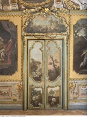 Tür mit Landschaftsdarstellungen und Figuren