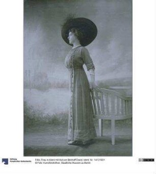 Frau in Kleid mit Hut von Béchoff David