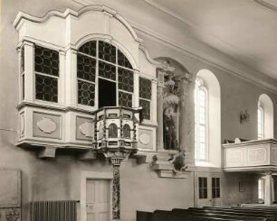 Priestewitz-Lenz. Kirche (1700-1710), Inneres. Südwand mit Betstube und Kanzel (1501/1600)