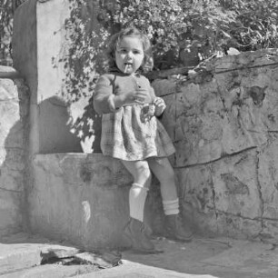 Kind im Garten eines Wohnhauses in Plowdiw