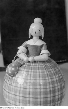 Knaulfrau "Rokokodame" aus der Manufaktur Wendt & Kühn KG, Grünhainichen im Erzgebirge, an einem Stand im Petershof, Herbstmesse 1953
