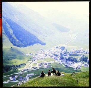 Andermatt: von der Oberalpstraße, mit Picknickgruppe