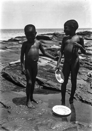 Strand des Mbini : Kinder an einem Strand des Mbini.