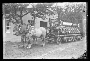 Pferdegespann der Brauerei Lutz mit Bierfässern darauf (wahrscheinlich Festumzug)