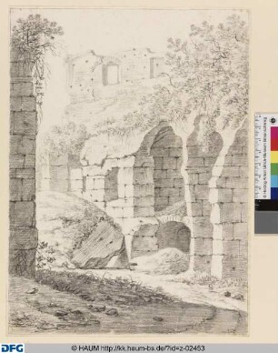 Bewachsene Ruine eines antiken Gebäudes