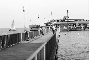 Wasserburg: Landungssteg mit anlegendem Schiff