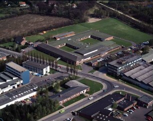 Röntgenwerk Richard Seifert & Co. (Bogenstrasse 41): Luftbild: im Vordergrund Einmündung der Brücken- in die Bogenstraße, Rohrbogenwerk Böhling und Wilhelm Rohde KG, rechts Befestigungstechnik Ahrensburg (BEA), links Romeico GmbH, im Hintergrund U1-Bahnstrecke zwischen Ahrensburg West und Ahrensburg Ost in Richtung Großhansdorf