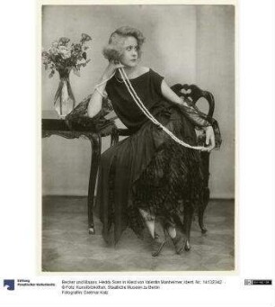 Heddy Sven in Kleid von Valentin Manheimer