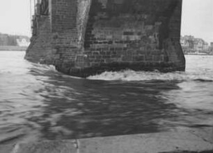 Brückenpfeilerumströmung bei Hochwasser/Mosel