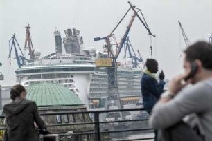 Kreuzfahrtschiff im Hamburger HAfen an den St. Pauli Landungsbrücken, 07.2016