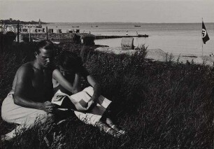 Tanja Jasny mit ihrem Berliner Schulfreund Werner Warnatz an der Ostsee