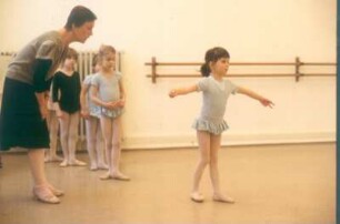 Bonn. Internationales Bonner Kindertheater. Ballettmeisterin mit ihren kleinsten Schülern