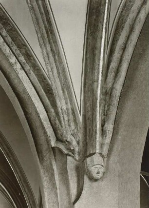 Döbeln, Nicolaikirche, Innenraum Nordseite : Östlichster Pfeiler mit einer Maske als Gewölbekonsole