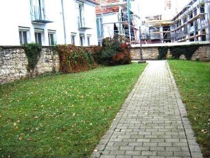 Kirchhof im Norden mit Kirchhofmauerverlauf nach Osten (Kirchhof als Begräbnisplatz um 1778 aufgelassen und Wehrgang mit Steinbrüstung abgetragen)