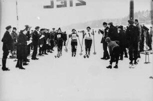 Johanngeorgenstadt, Internationales Wintersportfest der Arbeitersportler, Skiläuferinnen im Ziel, 31.01-01.02.1931