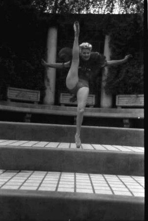 Bukarest: [Hotel] Lido: Hilda Sando, Tanzposen im Federkostüm