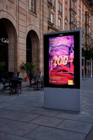 Citylight-Werbung zur Ausstellung "#BUNT. Erwin Fieger. Wolfgang G. Schröter. Reinhart Wolf" anlässlich von "100 Jahre Deutsche Fotothek" auf dem Altmarkt, Dresden