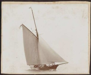Segelschiff bei Regatta.