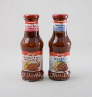 Zwei Flaschen mit Tomatensaucen der Firma "Reichelt"