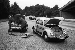 Pannenhilfe auf der Autobahn durch die ADAC-Straßenwacht.