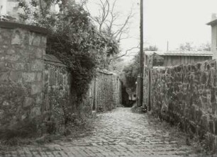 Radebeul, Altkötzschenbroda. Fußweg zwischen Friedenskirche und Gemeindehaus (Lutherhaus)