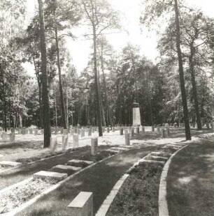 Cottbus. Sowjetischer Ehrenfriedhof (nach 1945). Blick gegen Mahnmal
