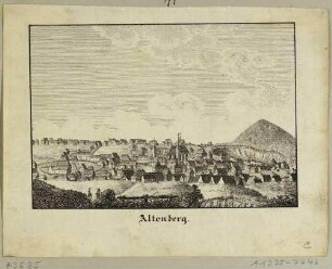 Stadtansicht von Altenberg im Erzgebirge mit der Kirche, rechts die Pinge und dahinter der Geising