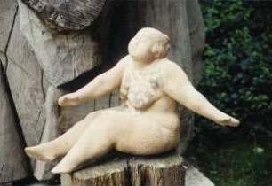 Frau mit abgewinkelten Armen