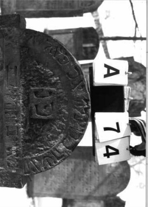 Grabstein 74 (Index: 99903831) Material: Sandstein Zustand: Stein steht sehr locker und schräg Maße HxBxT: 105x56x7 cm: Grabstein 74A