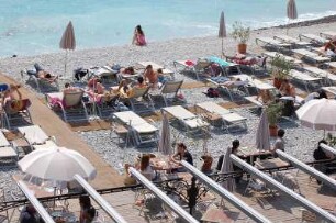 Nizza - Strand : Strandbereich unterhalb des Schlossberges in Nizza. 2006