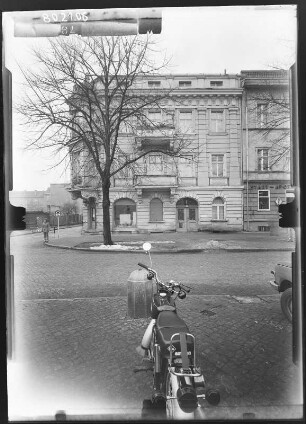 Potsdam-Brandenburger Vorstadt, Platz der Nationen (Luisenplatz) 6. Wohnhaus mit Laden. Straßenfront