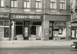 Dresden-Löbtau. Wohn-und Geschäftshaus, Rudolf-Renner-Straße 55/Ecke Kesselsdorfer Straße, um 1900. Ladenfront (Kesselsdorfer Straße, HO Stoff-Reste und Lederreinigung Bachmann) u. Fenster (1.OG)