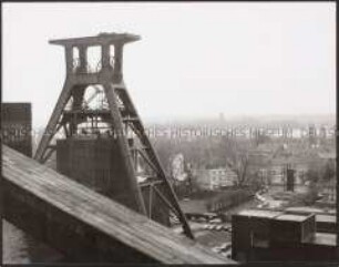 Blick auf den Doppelbock der Zeche Zollverein (Altersgruppe 14-17)