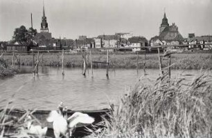 Wollin, Stadtansicht : Wollin (Wolin/Polen). Stadtansicht mit Georgen- und Nikolaikirche vom Festland über den Odermündungsarm Dievenow. Blick nach Nordwesten