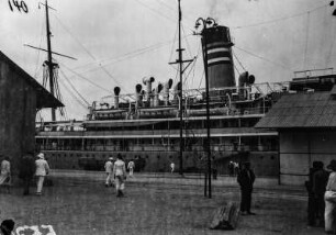 Landung in Lobito : Blick auf das Dampfschiff Usambara im Hafen von Lobito