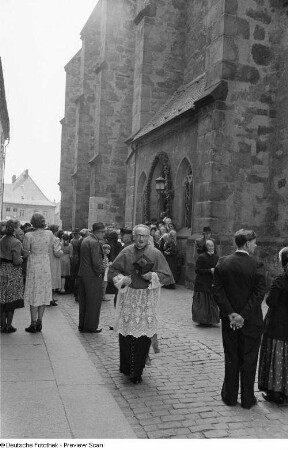 Priester vor dem Dom