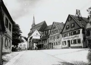 Kulmbach, Blick über eine Straße : Kulmbach. Stadtansicht mit Stadtpfarrkirche Sankt Petri von Südosten